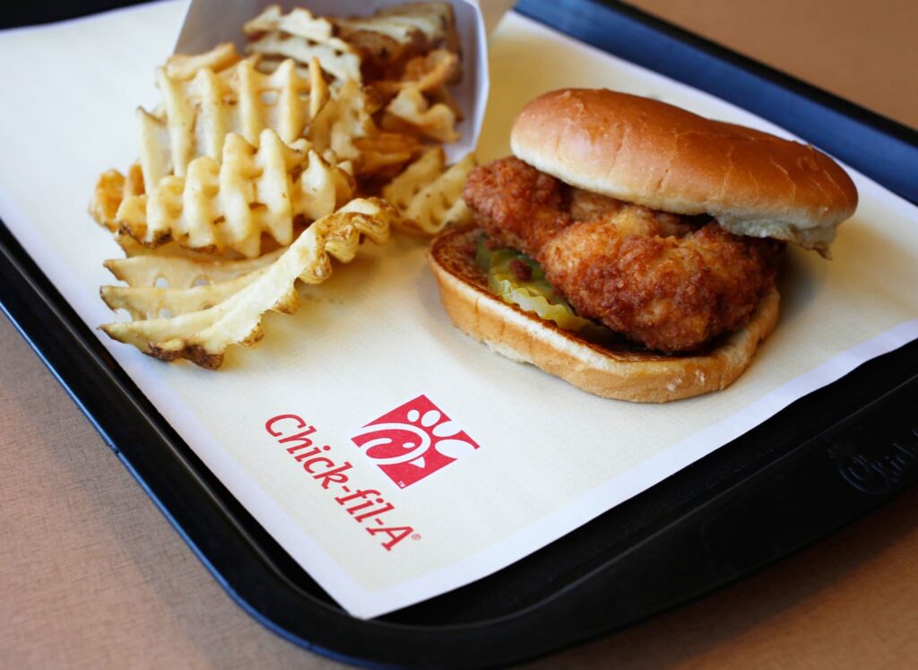 Cách thức giải bài toán ‘dân tình chỉ thích burger bò’ của Chick-Fil-A, chuỗi đồ ăn nhanh nổi tiếng của Mỹ, chuyên phục vụ các món gà - V01